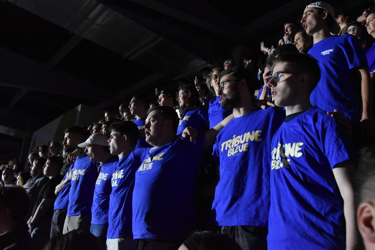 « On est là pour mettre le feu au Chaudron » :                                      La Tribune Bleue, ces supporters de tennis qui donnent de la voix